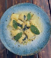 Pasta miesiąca - Gnocchi faszerowane truflami i serem kozim Pasta miesiąca - Gnocchi faszerowane truflami i serem kozim