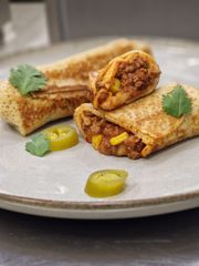 Naleśnik Tex-Mex z pikantną wołowiną, czerwoną fasolą, kukurydzą i kolendrą 1szt.
