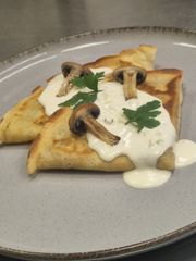 Naleśnik z serem mozarella i pieczarkami z sosem śmietanowym 1 szt.