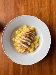 Kopytka z masłem i kurczakiem / ser grana padano