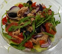 Sałatka z tuńczykiem Sałatka z tuńczykiem