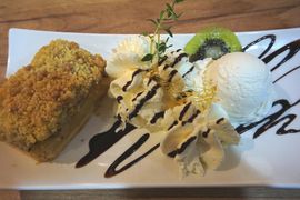 szarlotka z bitą śmietaną i owocami