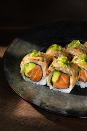 California z łososiem, tatarem z serioli i kizami wasabi