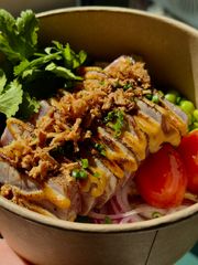 Poke z tuńczykiem tataki i miso sosem