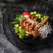 Poke z łososiem tataki