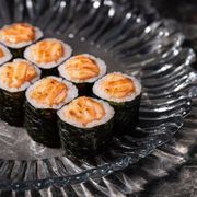 Hosomaki z łososiem grillowanym