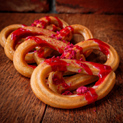 Churros z białą czekoladą i sosem malinowym