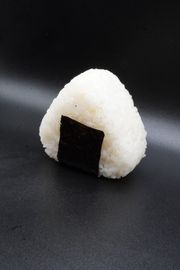 Onigiri z łososiem-116g
