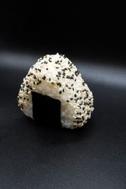 Onigiri z łososiem-116g