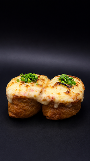 Pieczone inari z smażonym łososiem 2szt. (160gr)