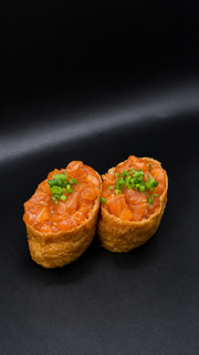 Inari z łososiem 2 szt. (140gr)