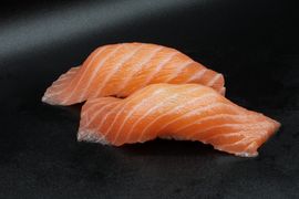 Nigiri z łososiem 2 szt-80g