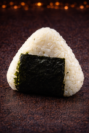 Onigiri z łososiem-116g Onigiri z łososiem-116g