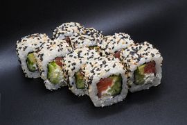 California z wędzonym łososiem w sezamie 8 szt-250g