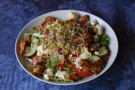 Sałatka z grillowaną piersią z kurczaka