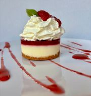 Sernik z owocami i sosem malinowym