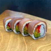 S6 Tuńczyk na zewnątrz, ogórek, surimi, oshinko, sałata, tobiko 4 szt.