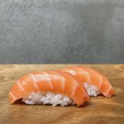 Nigiri z łososiem