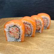 S4 Łosoś na zewnątrz, sałatka w stylu tajskim z krewetek, surimi, ogórek 4 szt.