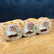 S9 Rolka w tamago z pieczonym łososiem, serkiem, kanpyo i ogórkiem 6 szt.