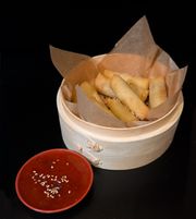 Sajgonki warzywne 🌱 z sosem sweet chilli Sajgonki warzywne 🌱 z sosem sweet chilli