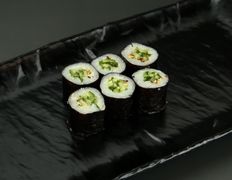 Hosomaki vege (ogórek, sezam)