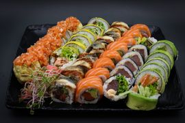 Mieszany VIP (40 szt. – 24 futomaki, 16 california)