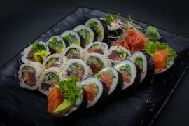 Surowy II (20 szt. - 12 futomaki, 8 california)