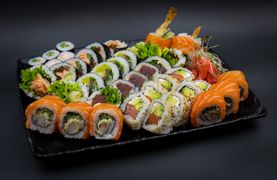 Mieszany III (48 szt. – 12 hosomaki, 18 futomaki, 16 california)