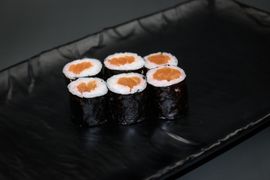 Hosomaki Łosoś (sur/piecz)