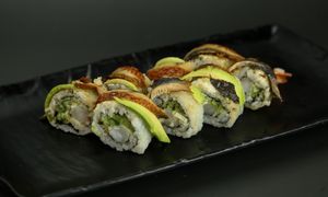 California maki special 9 (krewetka w tempurze/węgorz, awokado)