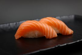 Nigiri z łososiem