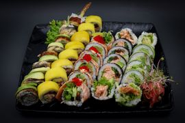 Pieczony VIP (18 futomaki, 16 california)