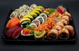 Surowy VIP (34 szt. – tatar z łososia, 18 futomaki, 16 california)