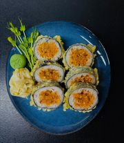 FUTOMAK Z TATAREM Z ŁOSOSIA W TEMPURZE FUTOMAK Z TATAREM Z ŁOSOSIA W TEMPURZE