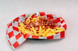 FRYTKI Z BEKONEM I SEROWYM SOSEM