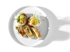 Sweet Unagi Dragon krewetka  w tempurze, u góry węgorz
