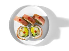 Spicy Tuna Dragon krewetka w tempurze,u góry tuńczyk w togarashi