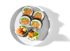 Futomaki z łososiem surowym  i zielonym szparagiem w tempurze