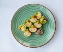Sashimi maki z krewetkami w tempurze i warzywami