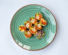 Sashimi maki umami z krewetką w tempurze  i tatarem z łososia