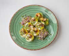 Sashimi maki z krewetkami smażonymi na maśle i szparagami