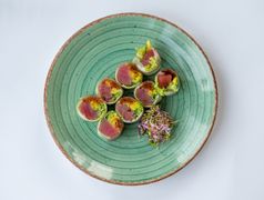 Sashimi maki z tuńczykiem i warzywami