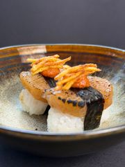 Nigiri z wegan przegrzebkiem z daikon 2 szt. 🌱