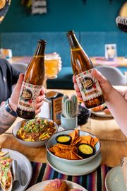 NACHOS Z PODWÓJNYM SOSEM SEROWYM NACHOS Z PODWÓJNYM SOSEM SEROWYM