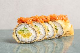 Futomaki w panko - tatar z łososia na zewnątrz