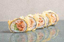 Grillowany łosoś, ogórek, majonez - rolka w tempurze 6 sztuk