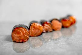 Łosoś w nori na ostro - 6 sztuk