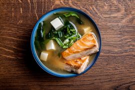 MISO z grillowanym łososiem 