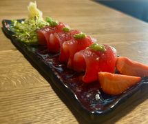 Sashimi z tuńczykiem Sashimi z tuńczykiem